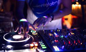 Die Kunst des DJing: Wie ein DJ die Menge zum Tanzen bringt