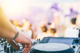 DJ für Hochzeit: Kosten und Tipps zur Auswahl des perfekten DJs