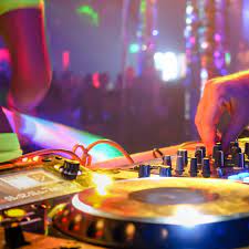 Der perfekte DJ für Ihre Hochzeit: Stimmungsvolle Musik für den schönsten Tag
