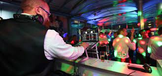 Professioneller DJ für Ihre unvergessliche Firmenfeier: Musikalische Highlights garantiert!