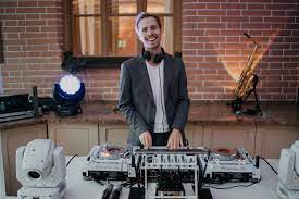Den perfekten Hochzeits-DJ buchen: Tipps und Tricks für eine unvergessliche Feier