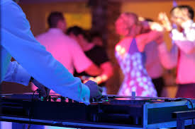 Unvergessliche Hochzeitsfeier: Der perfekte DJ für den großen Tag