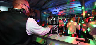 Den perfekten Party DJ buchen für unvergessliche Feiern