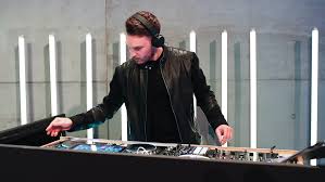 Die Kunst des professionellen DJs: Meister der Musik und Stimmung