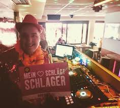 Den perfekten Schlager DJ für Ihre Feier buchen: So gelingt die richtige Wahl