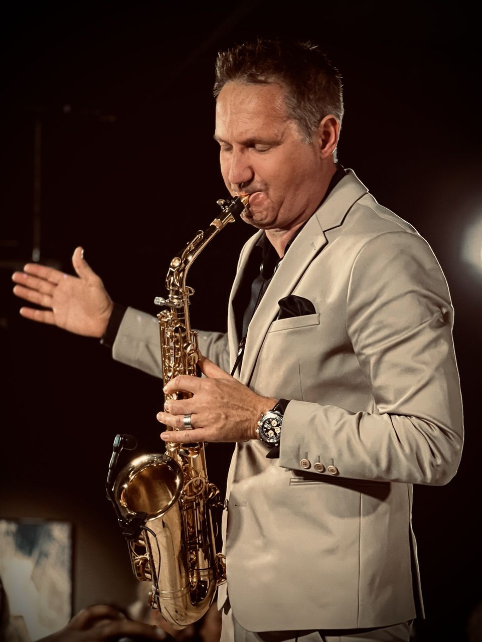 Die magische Fusion von Saxophon und DJ: Ein unvergessliches musikalisches Erlebnis