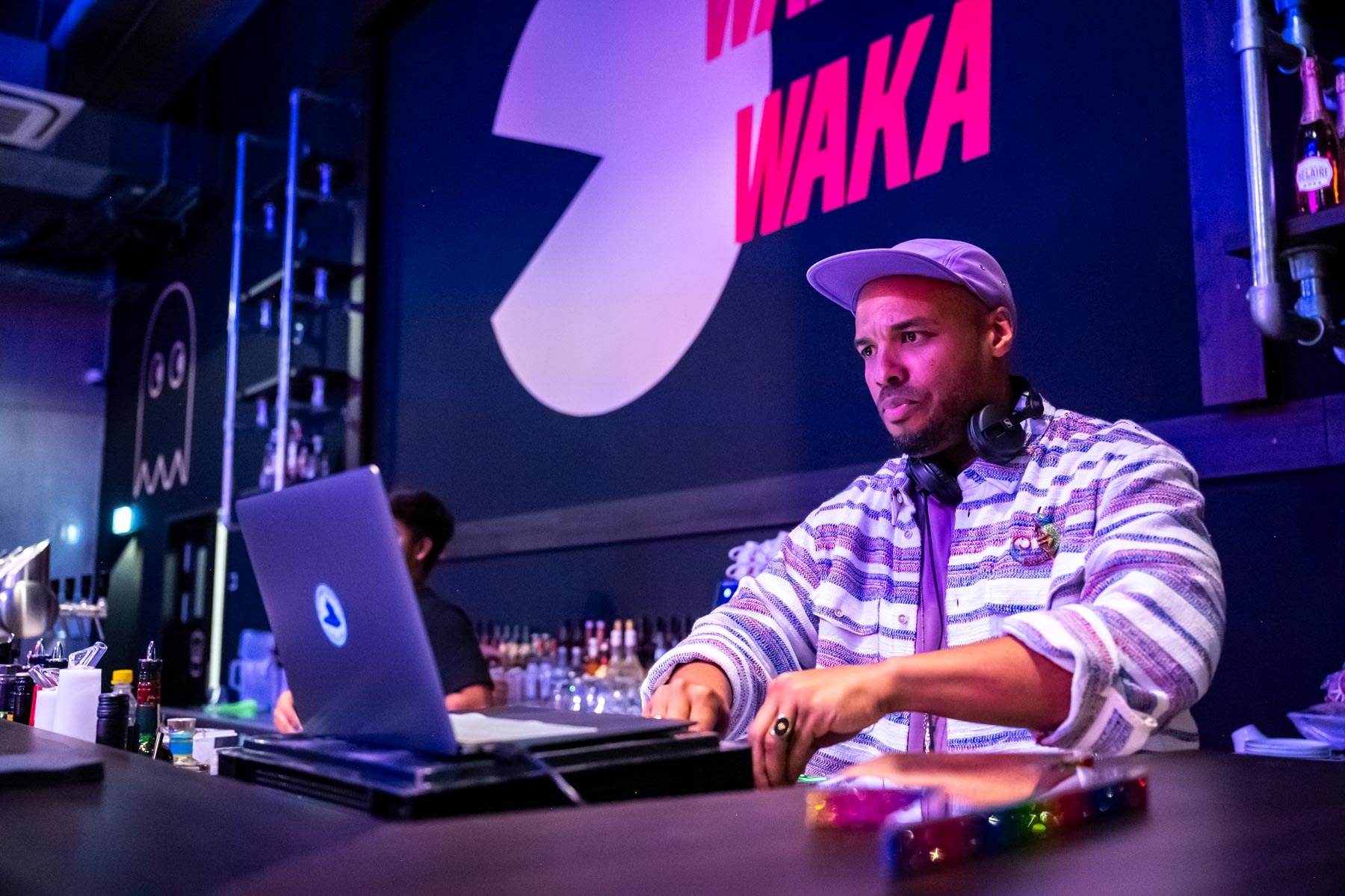 Die Kunst des Bar-DJs: Musikalische Atmosphäre für unvergessliche Nächte