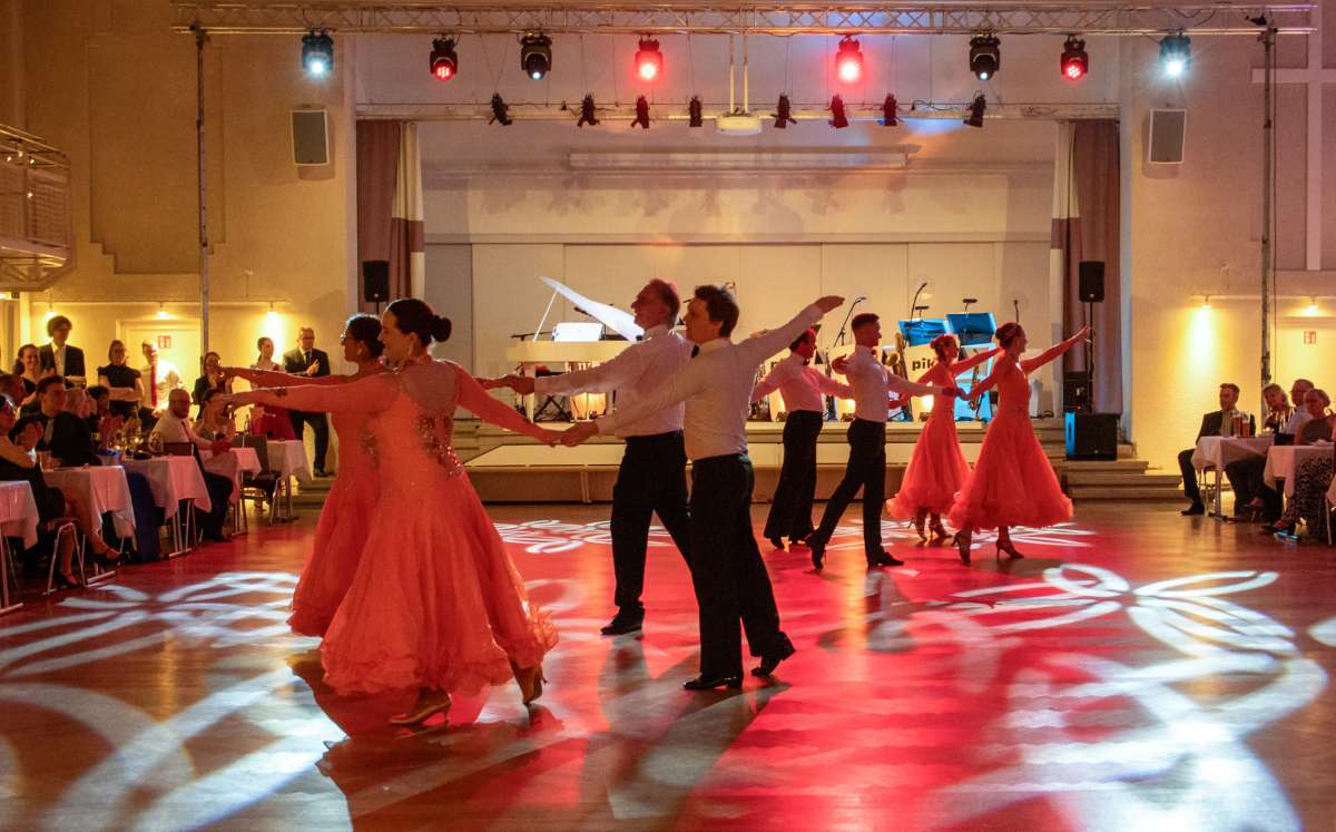Glanz und Glamour: Die Magie einer Ball-Tanzveranstaltung