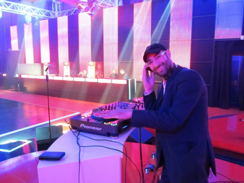 Die Kunst der DJ-Veranstaltung: Wie ein DJ Ihre Feier unvergesslich macht