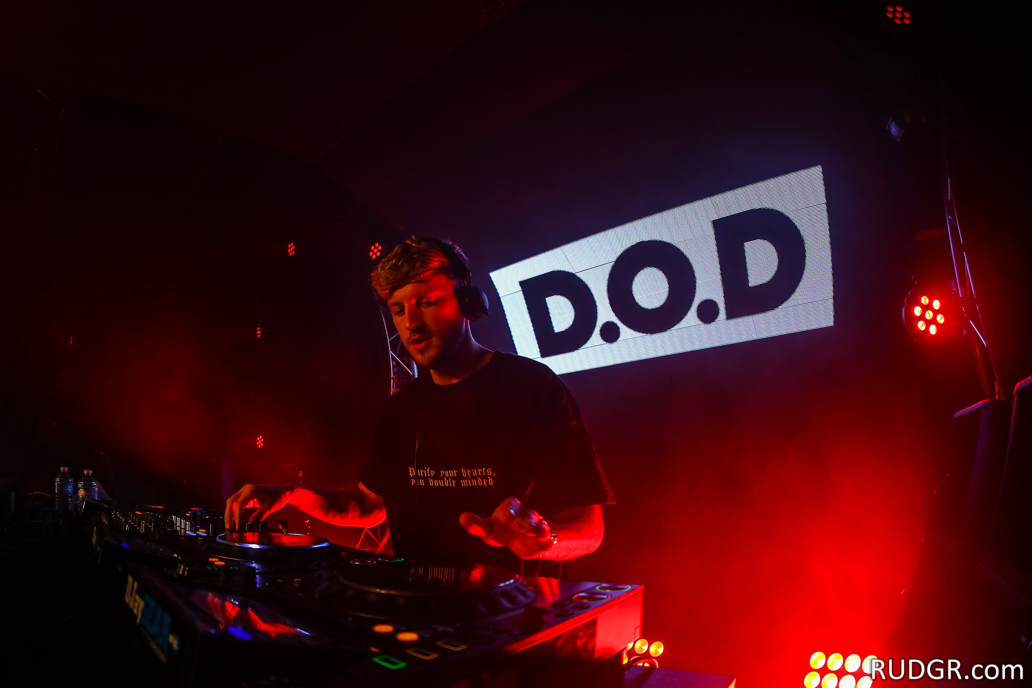 Die Kunst der DJ-Performance: Wie ein DJ die Menge zum Tanzen bringt