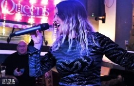 Die unverzichtbaren Stars: Karaoke DJs bringen Schwung auf jede Party!