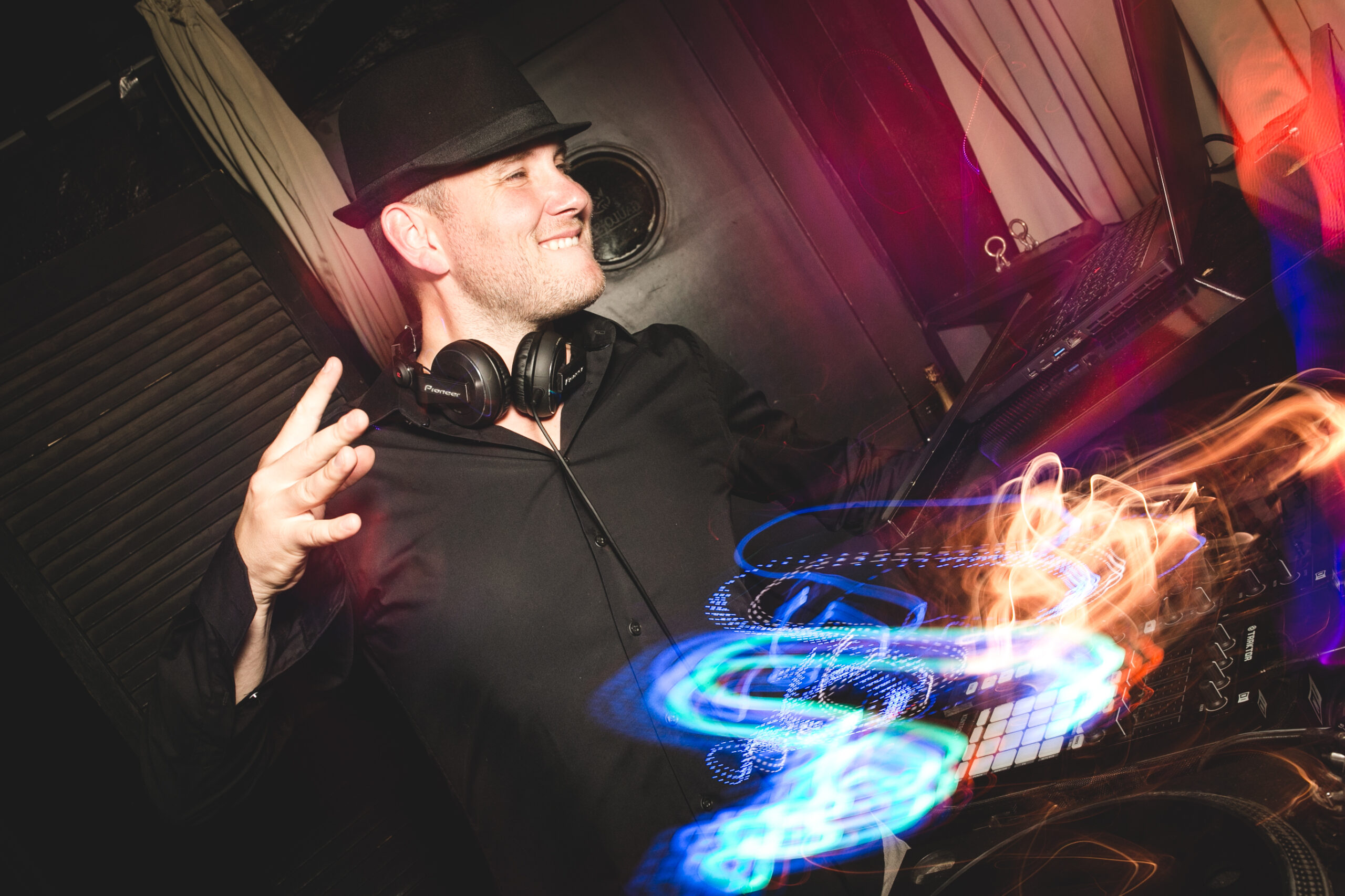 Die musikalische Magie von DJ Bensh: Ein Meister der Musikmischung