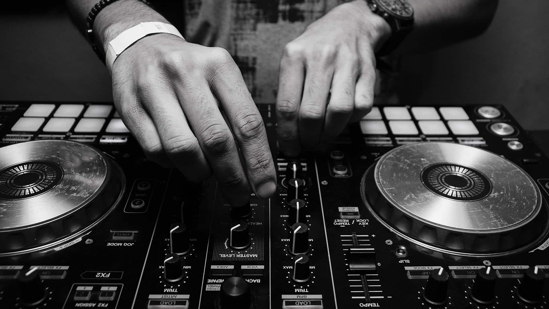 Bekannte DJs buchen: Tipps für einen unvergesslichen Event-Auftritt