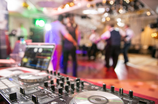 DJ Musik Hochzeit: Die besten Tipps für eine unvergessliche Feier